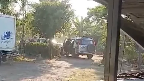 ฟัง 2 มุม ปมคลิปอุกอาจ ชายฉกรรจ์นับสิบบุกบ้านใน จ.ฉะเชิงเทรา ฉุดสาวขึ้นรถ