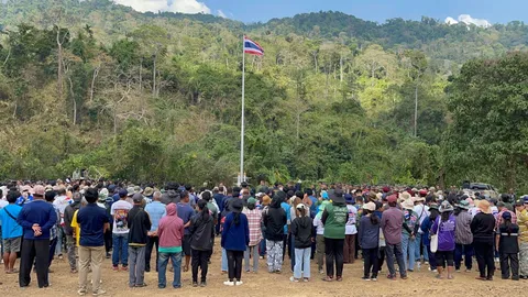 "ชาวบ้าน-ข้าราชการ" รวมพลังร้องเพลงชาติไทย หลังสร้างถนนเลียบชายแดนสำเร็จ