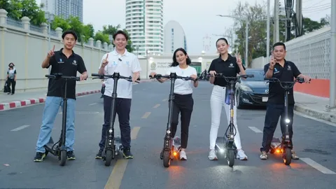 "ดร.การดี" นำ "เกม พงศ์พล" ขับขี่สกู๊ตเตอร์ไฟฟ้าหาเสียงเลือกตั้ง 2569 เขต 7 กทม.