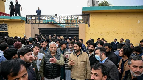 เกิดเหตุระเบิดฆ่าตัวตายถล่มมัสยิดชีอะห์กลางเมืองหลวงปากีสถาน ดับอย่างน้อย 31 ศพ เจ็บนับร้อย