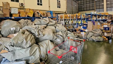 บุกทลายโกดังสินค้าเถื่อน! ใช้วิธีส่งกล่องสุ่ม เก็บเงินปลายทาง