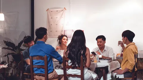 ฮาวทู "คุยการเมือง" บนโต๊ะอาหาร เคล็ดลับรักษาความสัมพันธ์ก่อนวันหย่อนบัตร