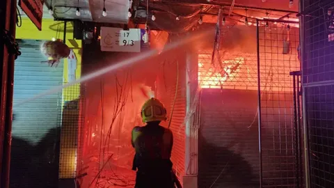 ไฟไหม้ในตลาดนัดจตุจักร เพลิงสงบแล้ว เสียหาย 2 ล็อก รวม 28 ร้านค้า