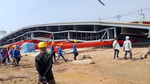 ตึกโดมยักษ์ถล่ม ระทึก กฟน.บางพลี ก่อสร้างงบกว่าพันล้าน คนงานหนีตายเจ็บ 3