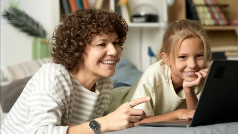 อังกฤษกระตุ้นผู้ปกครอง ชวนลูกคุยเรื่องภัยร้ายจากโลกออนไลน์ เล็งแบนโซเชียลต่ำกว่า 16 ปี