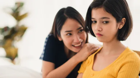 วิธีคุยการเมืองกับเพื่อนอย่างไรไม่ให้ Unfriend คู่มือเอาตัวรอดในสังคมขั้วตรงข้าม