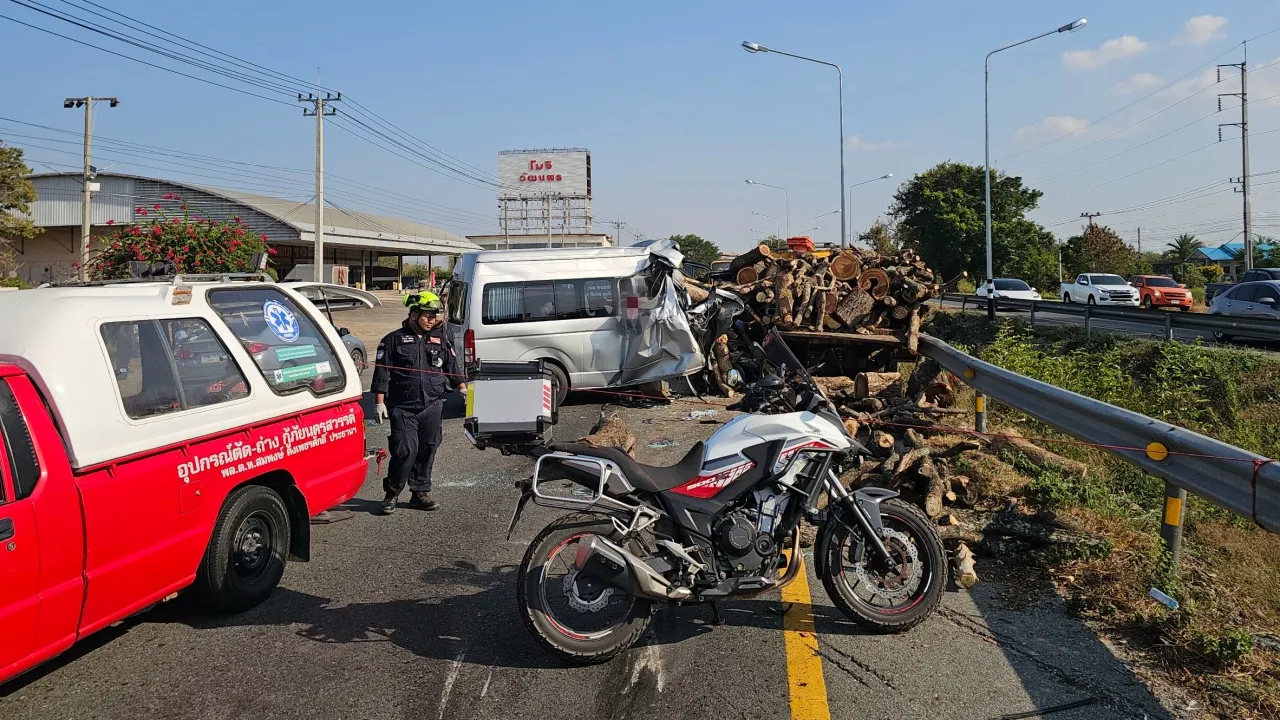 รถตู้เจ้าหน้าที่ สสจ. ชนรถบรรทุก 6 ล้อ ดับ 3 ศพ หมอ-พยาบาล-คนขับ