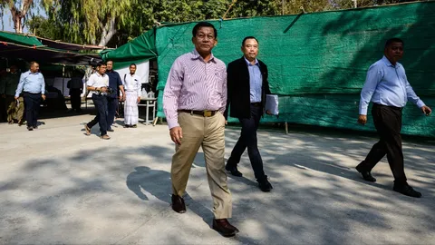 เผย"มิน อ่องหล่าย"รอดตายหวุดหวิดจากเหตุจรวดโจมตีในมัณฑะเลย์ ขณะใส่ชุดเครื่องทรงกษัตริย์พม่าทำพิธี