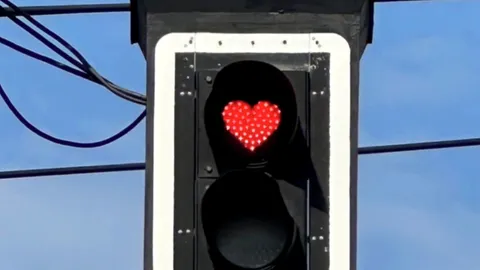 “เทศบาลเมืองกระบี่” ติดตั้งไฟแดงรูปหัวใจ สร้างสีสันรับวาเลนไทน์