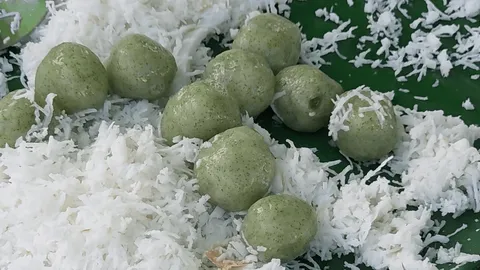 ขนมโคไข่ผำ ของว่างทานเล่นโปรตีนสูงเอาใจสายเฮลตี้ของแม่ค้าชาวสตูล