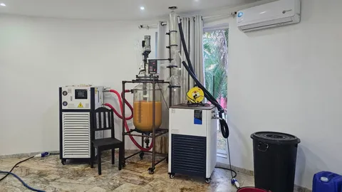 บุกรวบ 2 พี่น้องชาวจีน เช่าบ้านหรูตั้งแท่นผลิตสารตั้งต้น “แฮปปี้วอเตอร์ - น้ำยาพอตเค”