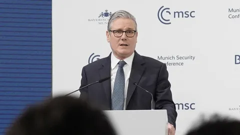 นายกฯ UK เผย จะส่งเรือรบไปอาร์กติก ลั่นยุโรปต้องพร้อมต่อสู้