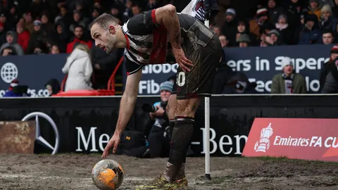 ลืมภาพหญ้าสวยๆ ไปได้เลย! วูล์ฟแฮมป์ตัน ลุยโคลนเฉือนชนะ กริมสบี้ ศึกเอฟเอ คัพ