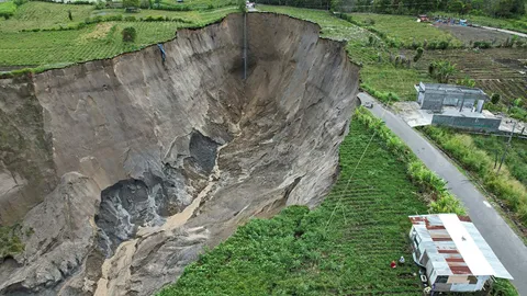 "หลุมยุบยักษ์" อาเจะห์ ลามไม่หยุด กินพื้นที่แล้ว 18 ไร่ จ่อประชิดชุมชนห่างเพียง 400 เมตร