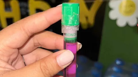 อันตรายมาก "หมอแล็บ" เตือนภัย "หลอดเก็บตัวอย่างเลือด" ถูกนำมาทำเป็นของเล่นเด็ก