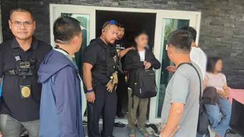 ตม.บุกทลายรัง “จีนเทา” ฐานแก๊งคอลเซ็นเตอร์ รวบ 6 ผู้ต้องหา ในพูลวิลล่าหรู จ.ชลบุรี