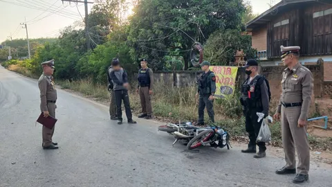 โดน 8 ข้อหาหนัก หนุ่มขี่ จยย.เจอตำรวจเรียกตรวจ อาการออก ทิ้งรถหนี ชักปืนยิงใส่