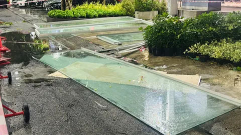 พายุฝนกระหน่ำ กระจกกั้นผนังห้างย่านแคราย ล้มทับลูกค้านั่งกินอาหารเจ็บหลายราย