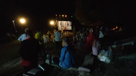 สุสานจัดหนังกลางแปลง 4 เรื่อง เสิร์ฟบรรพบุรุษกว่า 330 หลุม ต้อนรับเทศกาลตรุษจีน