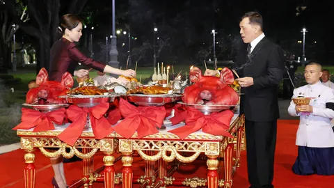 ในหลวง-พระราชินี ประกอบพิธี สังเวยพระป้ายเทศกาลตรุษจีน