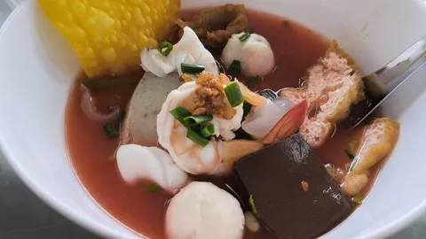 จิน จิน เย็นตาโฟ จ.พิษณุโลก ลูกชิ้นปลาเด้งสู้ฟัน น้ำซุปจัดจ้าน การันตีความอร่อยแบบไม่ต้องปรุง