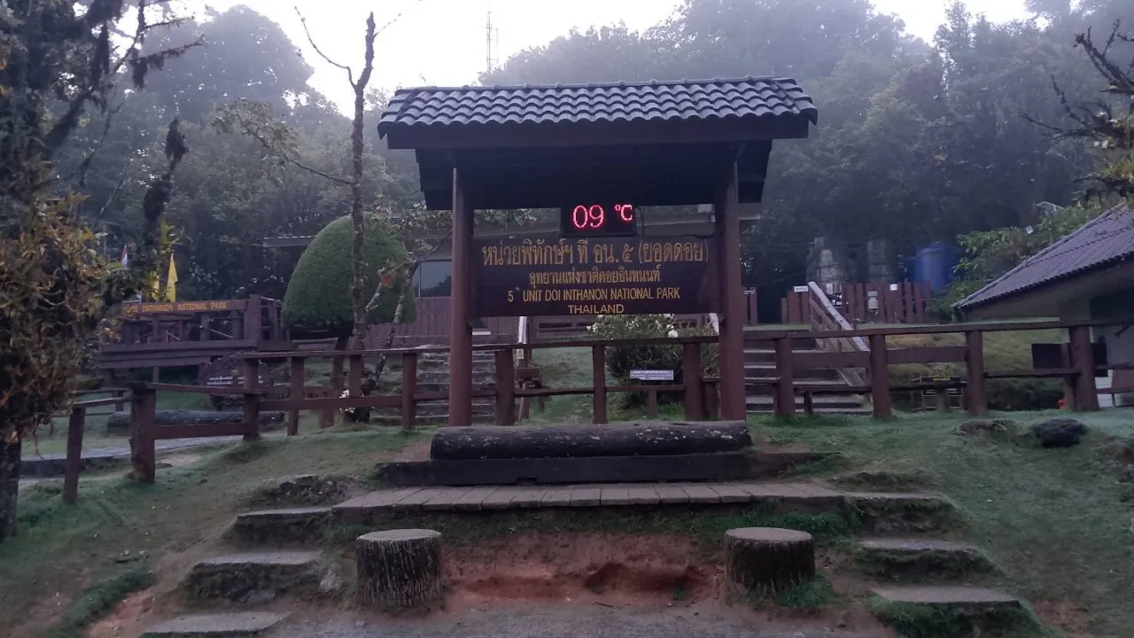 ใกล้เข้าฤดูร้อน แต่ยอดดอยอินทนนท์ยังหนาว วัดได้ 9 องศาฯ นักท่องเที่ยวยังแน่น