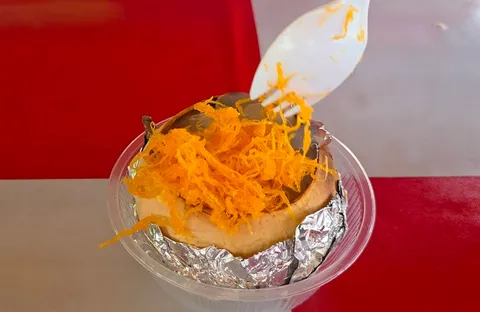 สู้ค่าไม้ไผ่ไม่ไหว แม่ค้าสระแก้วพลิกใช้ “กะลา” เป็นข้าวหลามกะลามะพร้าว ขายดีวันละ 400 ลูก