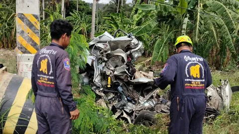 ดับยกคัน 4 ศพ อดีตหนุ่มแบงค์ ขับรถเสียหลัก พุ่งลงข้างทางฟาดเสาไฟ