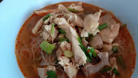 ตำนานความอร่อยกว่า 30 ปี ชวนชิม "ก๋วยเตี๋ยวศิษย์นายหยา" ทีเด็ดต้มยำมะนาวแห่งเมืองกำแพงเพชร