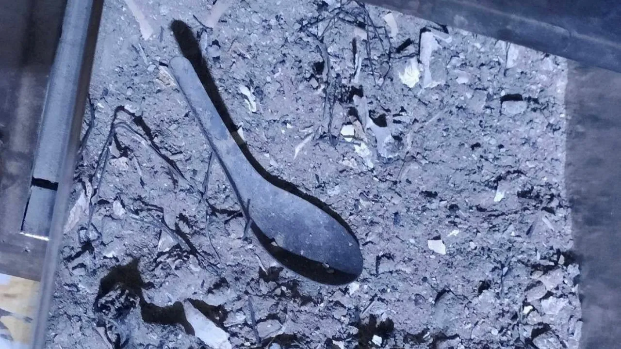 "พลทหาร" วัย 22 ดับปริศนาในเรือนจำ มบท. หลังเผาศพพบ "ช้อนสั้น" ปนอยู่กับกระดูก