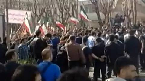 นศ.อิหร่านกลับมาชุมนุมต้านรัฐบาลอีกครั้ง หลังเหตุปราบปรามนองเลือด