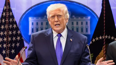 ทรัมป์ทำป่วนอีก ไม่ยอมจบโขก "รีดภาษี" ยืนยันขยับขึ้นเป็น 15% ส่งผลกระทบไปทั่วโลก