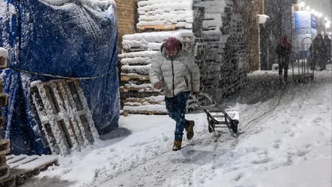 พายุหิมะถล่มสหรัฐ! นิวยอร์กสั่ง "แบนเดินทางทั่วเมือง" เตือนเลวร้ายสุดในรอบทศวรรษ