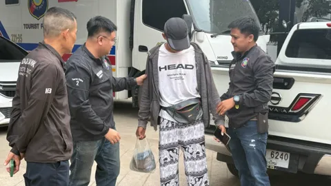 ตร.ท่องเที่ยว รวบหนุ่มขายอาหารนกประตูท่าแพ หลังชูนิ้ว-แลบลิ้นใส่นักท่องเที่ยวจีน