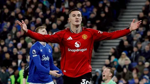 ผลบอลเมื่อคืน แมนยู บุกชนะ เอฟเวอร์ตัน แซงเชลซี หนีลิเวอร์พูล ขึ้นที่ 4 พรีเมียร์ลีก