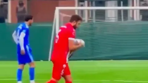 ชอตช็อกกลางสนาม! นายด่านเตะบอลชน “นกนางนวล” ร่วงตกพื้นหยุดแข่งชั่วคราว ก่อนช่วยชีวิตสุดประทับใจ