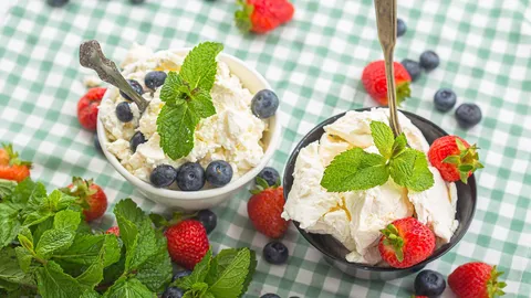 ครีมชีส vs คอตเทจชีส ต่างกันตรงไหน สายเฮลท์ตี้เลือกแบบไหน แคลอรีน้อย โปรตีนสูง