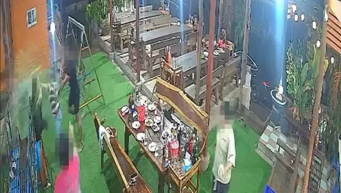 รอง ผกก. ควงขวดเบียร์ ตีหัวสาว ในร้านเนื้อย่าง เจ็บเลือดอาบ