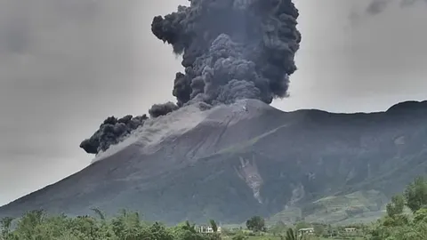 ฟิลิปปินส์ระทึก ภูเขาไฟปะทุช่วงค่ำ พ่นเถ้าถ่านขึ้นฟ้า 2,500 ม.