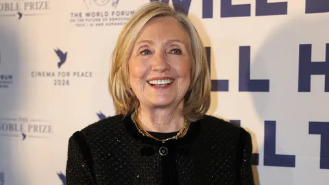 ฮิลลารี คลินตัน ให้การสภาผู้แทนฯ จี้ทรัมป์ตอบปมเอปสตีน