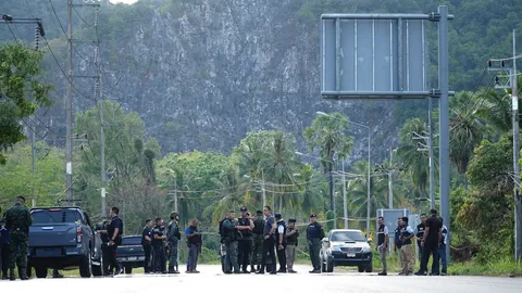 คนร้ายลอบบึม รถตำรวจส่งผู้ต้องหา สภ.ยะหา ริมถนนยะลา แต่พลาดเป้าหมาย