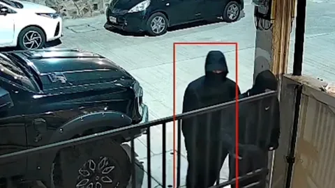 ล่า 3 โจรไอ้โม่ง ปล้นตู้เซฟ 2 ล้าน บ้านเชฟหนุ่มอังกฤษ