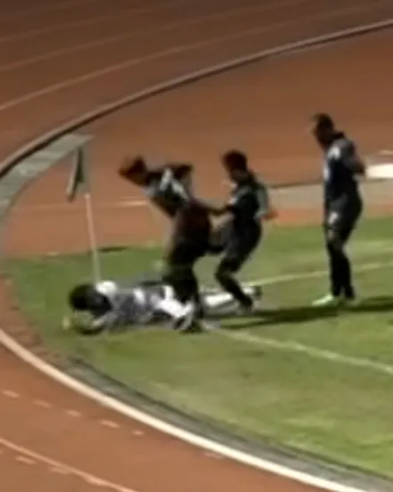 (มีคลิป) “นักฟุตบอลไทย” เหยียบ “คู่แข่ง” นอกเกม ล่าสุดโดนบทลงโทษหนัก “ยกเลิกสัญญา”