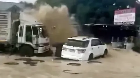 ท่อประปาแตก 3 จุด น้ำพุ่งสูงกลางถนน รถ–ร้านยาง ได้รับความเสียหาย