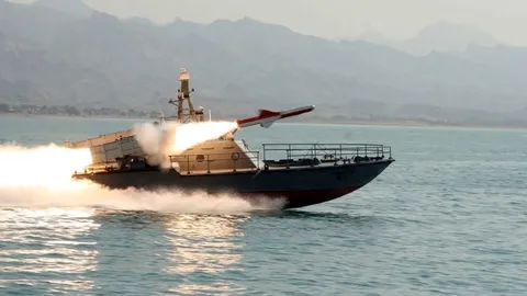 ส่องเรือเร็วโจมตีของกองทัพเรือปฏิวัติอิสลามอิหร่านในอ่าวฮอร์มุซ