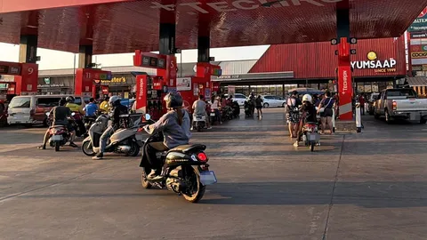 พลังงานแค่ตำหนิ 2 ปั๊มปรับขึ้นราคา ระบุเป็นน้ำมันในคลังสต๊อกเก่า ทำประชาชนแตกตื่นแห่ไปเติมแน่น