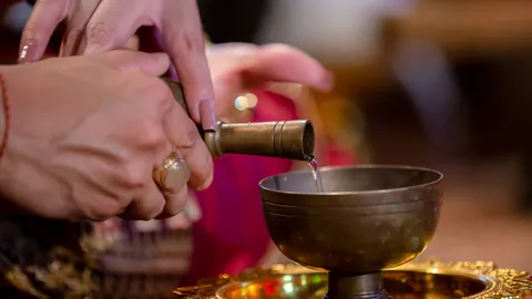 บทกรวดน้ำโบราณ ครอบคลุมสามภพ พูดอย่างไรให้อุทิศบุญและปลดหนี้กรรมสำเร็จ