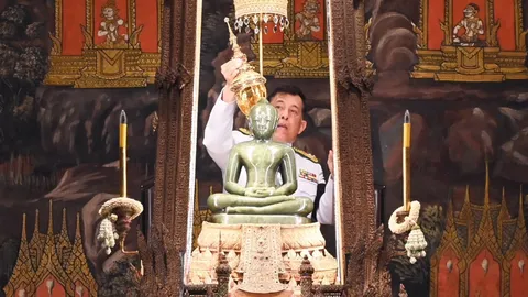 ในหลวง-พระราชินี เสด็จฯ ทรงเปลี่ยนเครื่องทรงฤดูร้อน “พระแก้วมรกต”