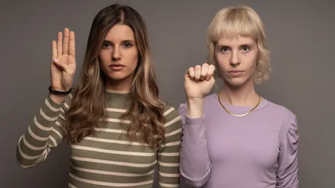 รู้จัก “สัญญาณมือ SOS” วิธีขอความช่วยเหลือแบบสากล มีขั้นตอนอย่างไร