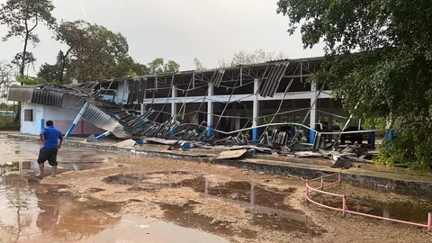 "พายุฤดูร้อน" ถล่มที่ร้อยเอ็ด ฝนตกหนัก-ลมแรง ทำบ้านประชาชน-โรงเรียนพังเสียหาย